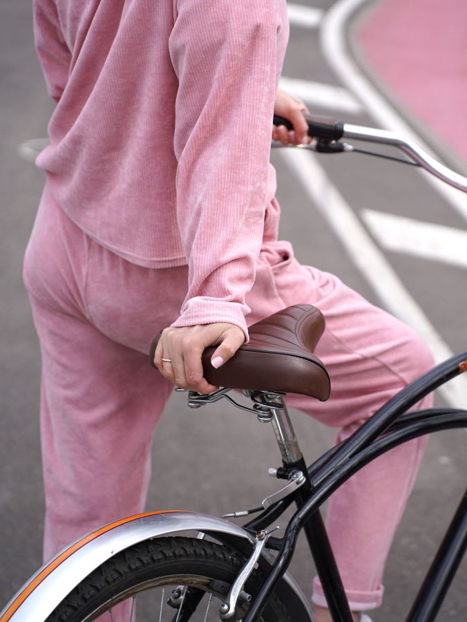 Брюки с защипами из вельвета розовые