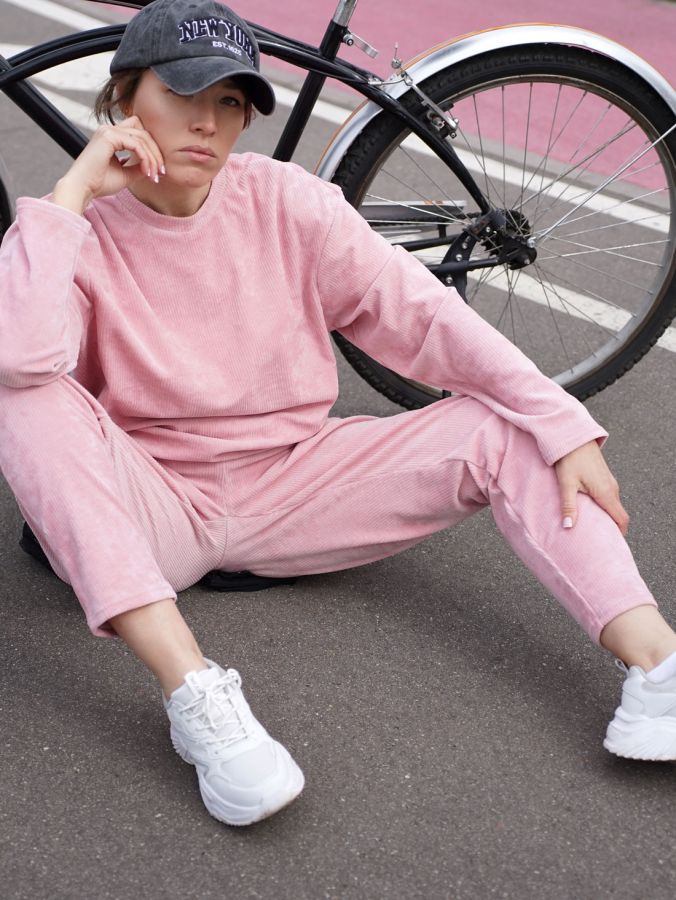 Брюки с защипами из вельвета розовые