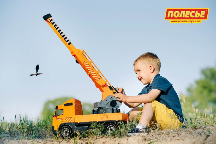 Автомобиль-кран с поворотной платформой (в сеточке)