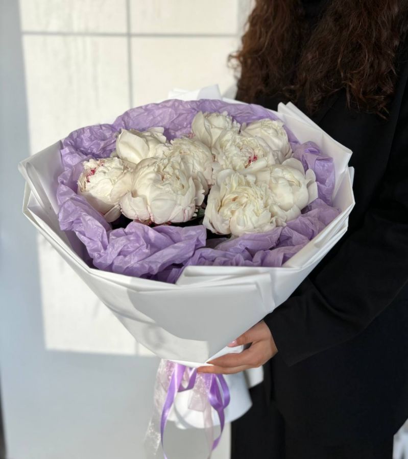 Букет из 9 пионов в стильной упаковке