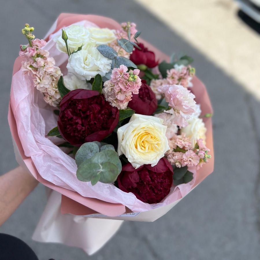 Букет с пионами и пионовидными розами