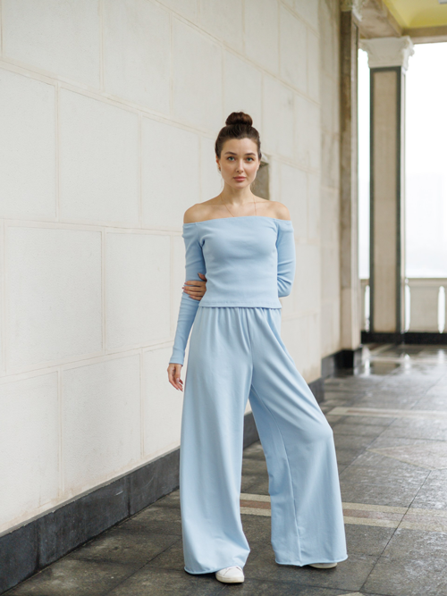 Топ с открытыми плечами голубой