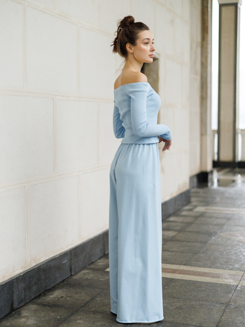 Топ с открытыми плечами голубой