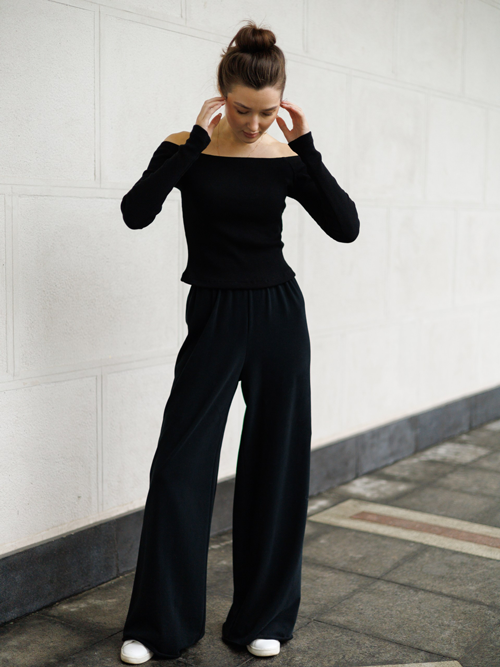 Топ с открытыми плечами в рубчик черный