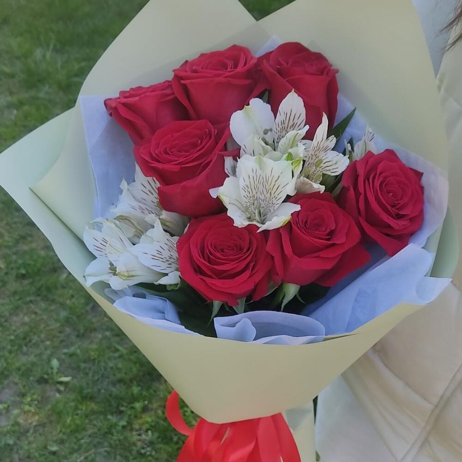 Букет красные розы с альстромерией