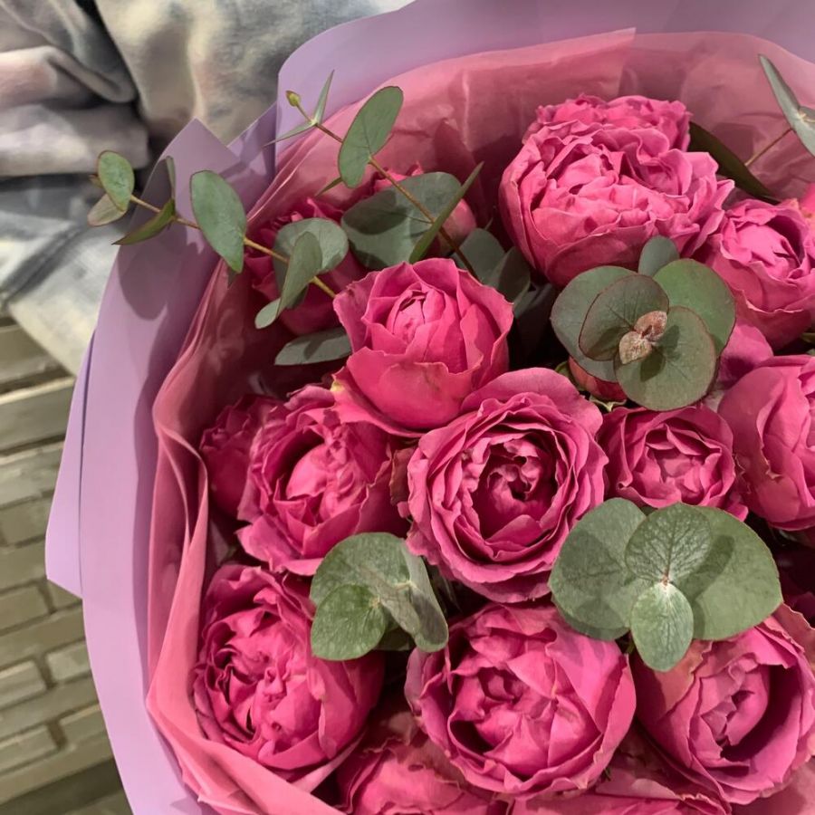 Букет пионовидные розы и эвкалипт