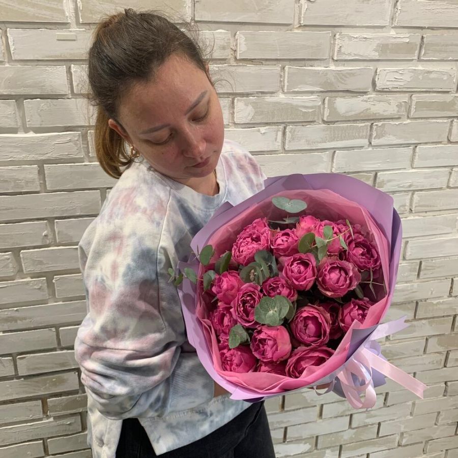 Букет пионовидные розы и эвкалипт