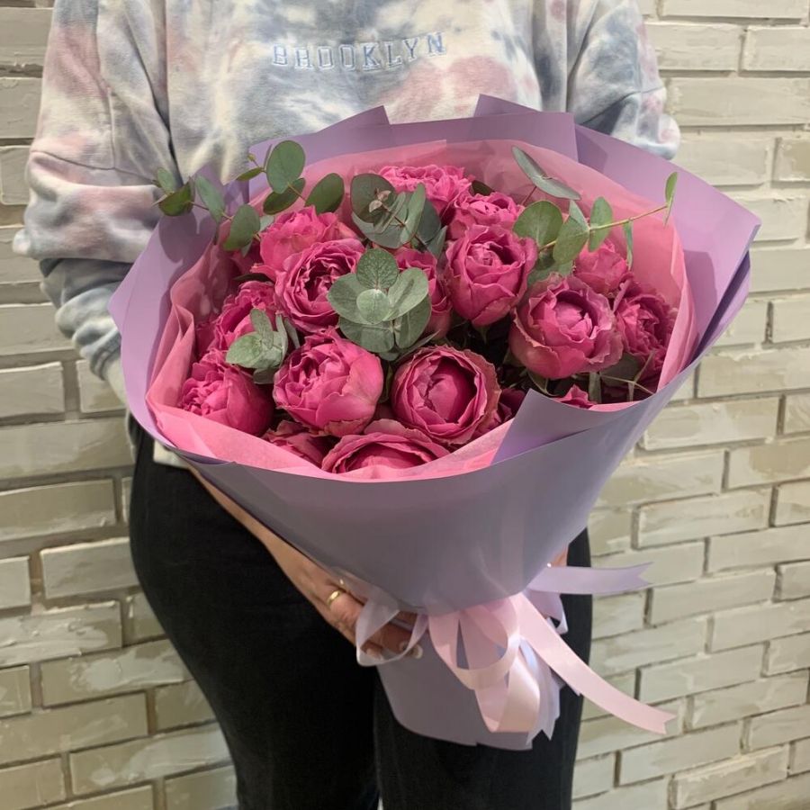 Букет пионовидные розы и эвкалипт