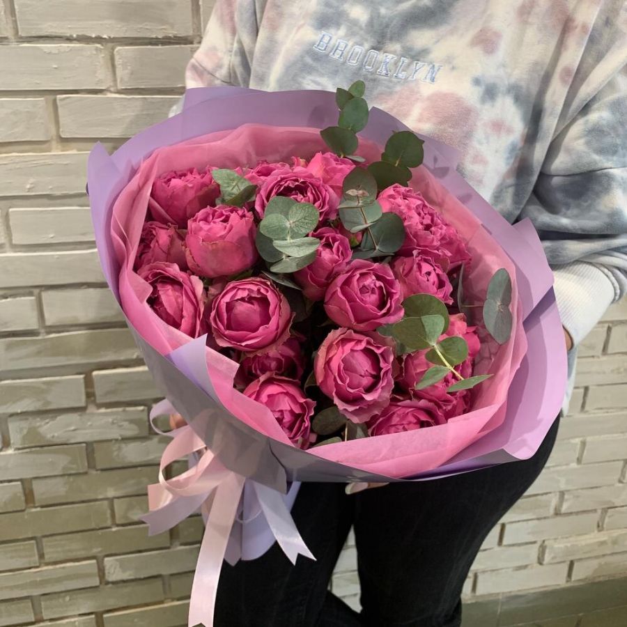 Букет пионовидные розы и эвкалипт