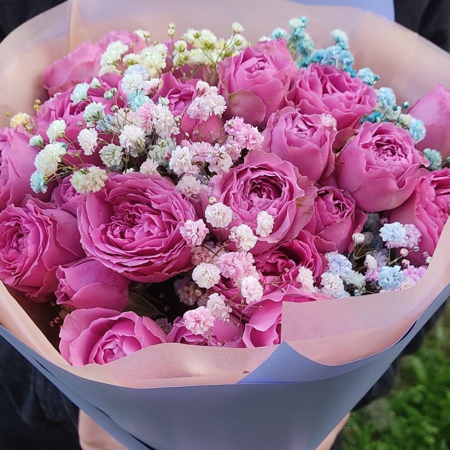 Букет пионовидные розы 9 с гипсофилой