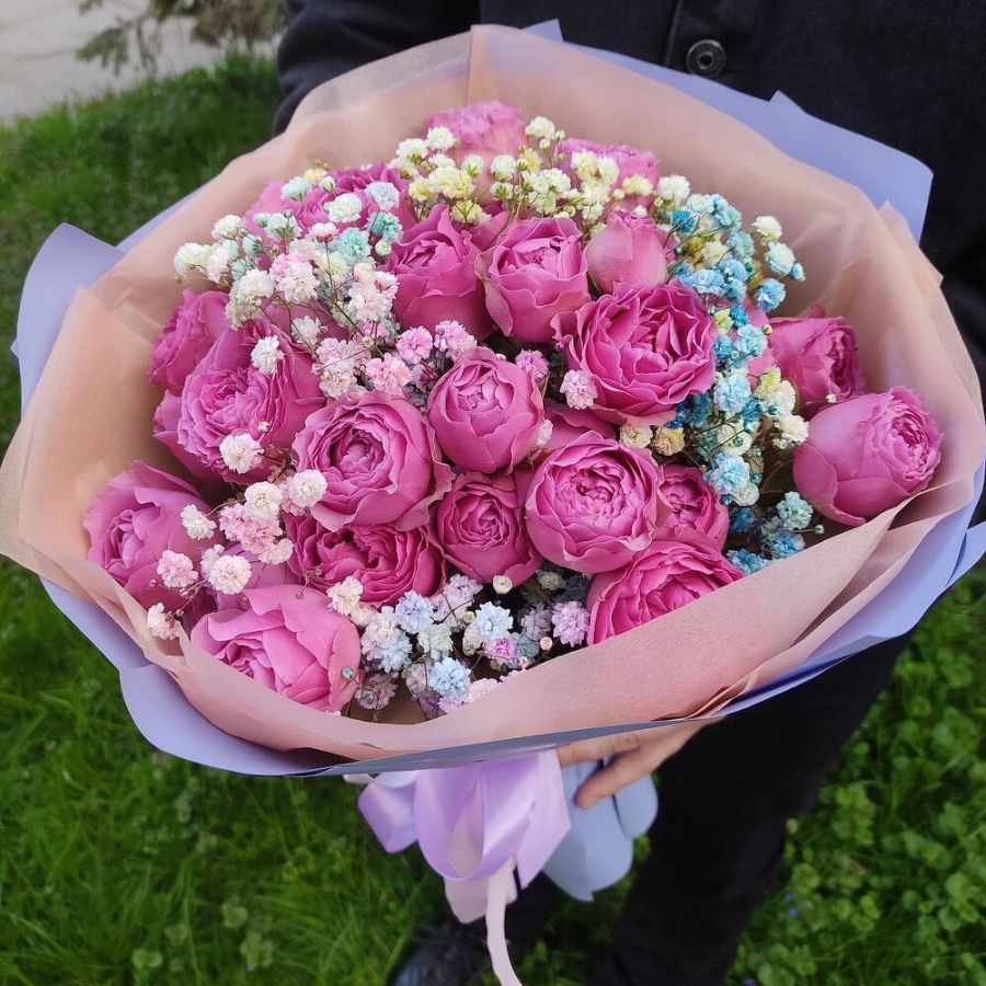 Букет пионовидные розы 9 с гипсофилой