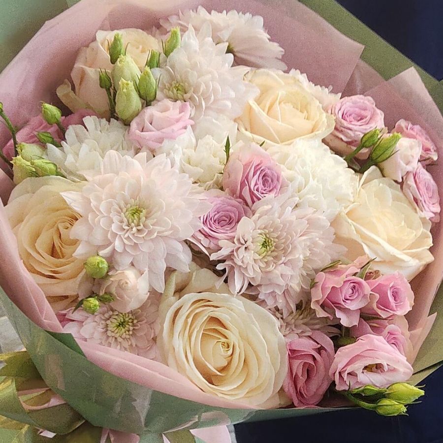 Букет с ароматными кремовыми розами Дорчестер, хризантемой и эустомой