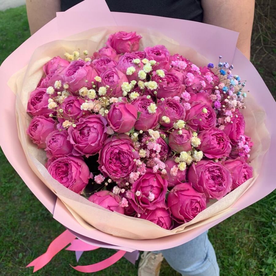 Букет пионовидные розы Мисти Баблс 15шт с радужной гипсофилой, высота 40см