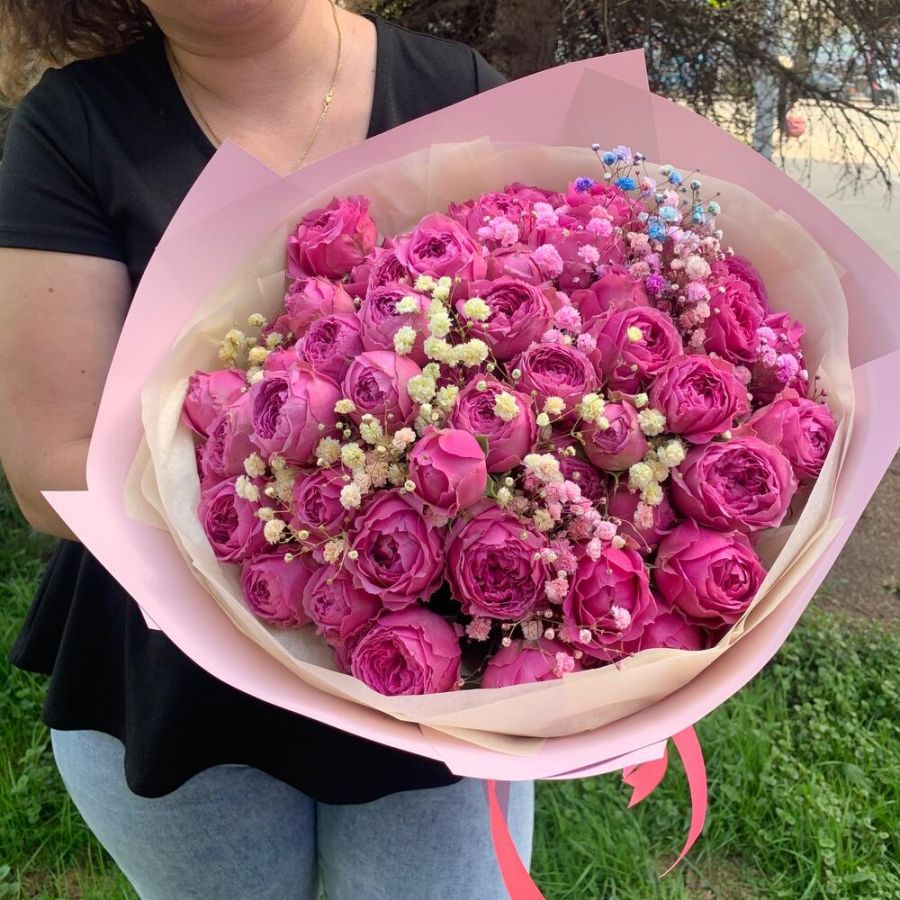 Букет пионовидные розы Мисти Баблс 15шт с радужной гипсофилой, высота 40см