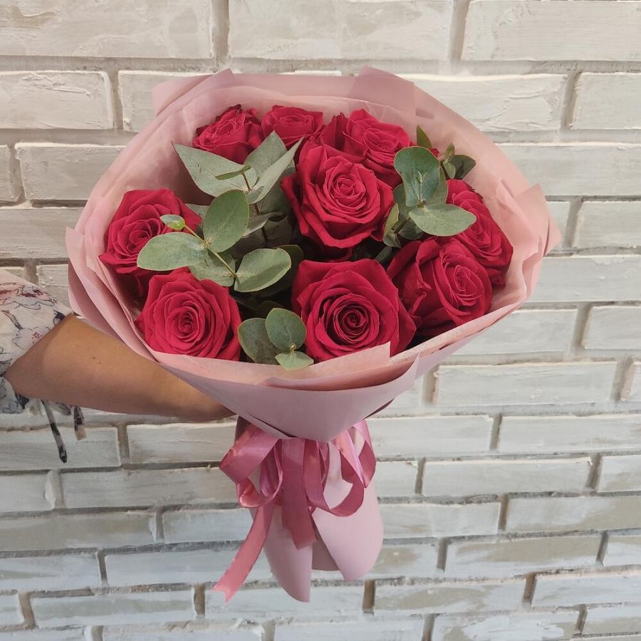 Красные розы Фридом с эвкалиптом