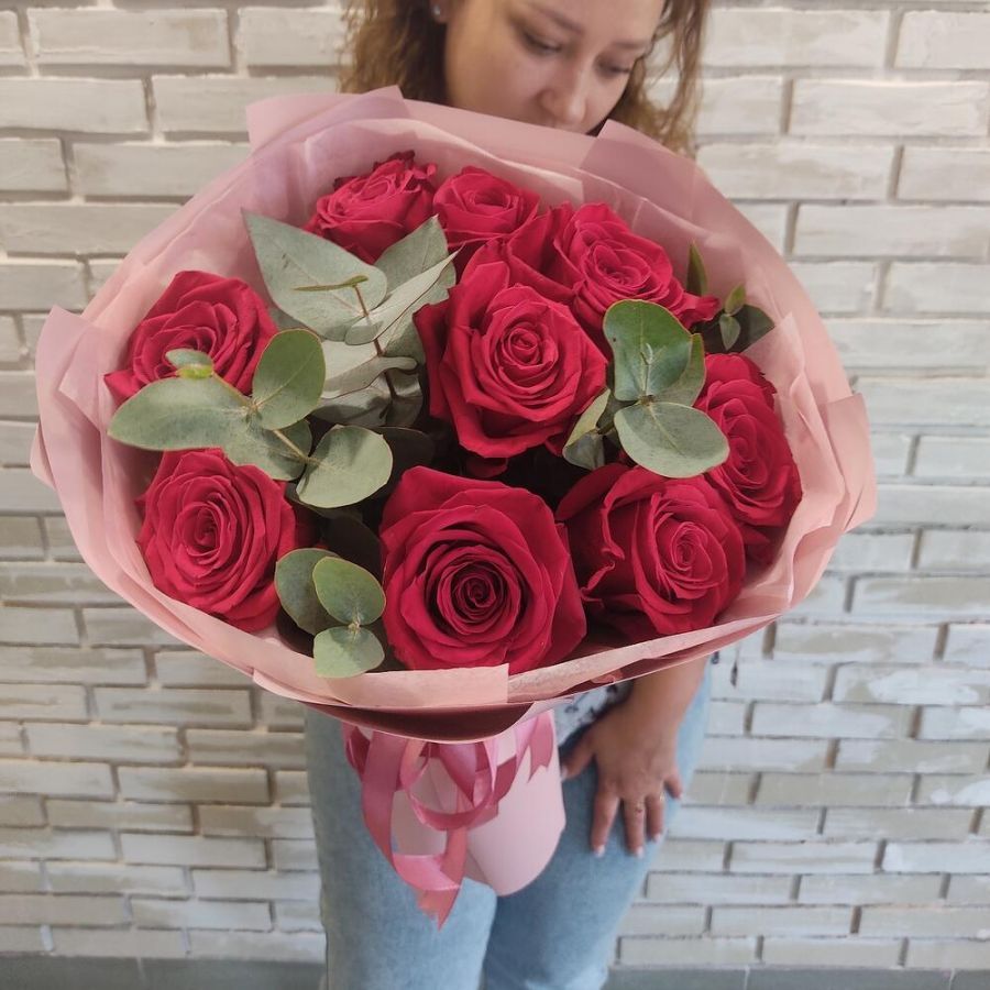 Красные розы Фридом с эвкалиптом