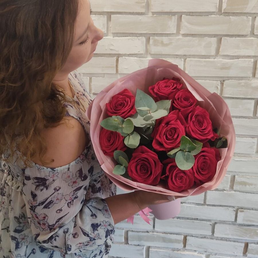 Красные розы Фридом с эвкалиптом