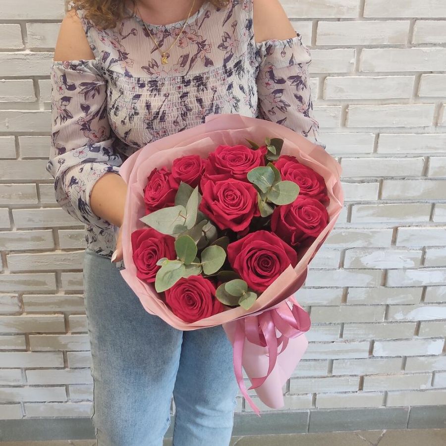 Красные розы Фридом с эвкалиптом