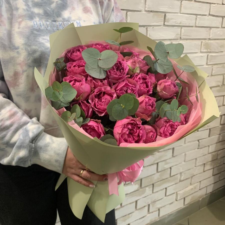 Букет пионовидные розы 9 и эвкалипт