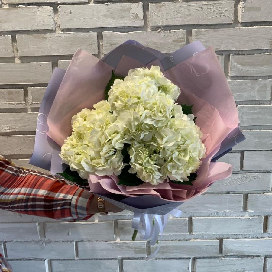 Букет белых гортензий