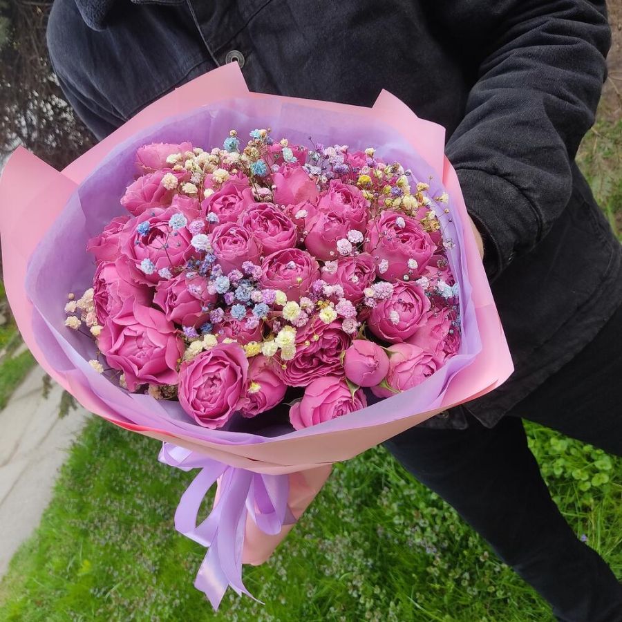 Букет пионовидные розы 11 с гипсофилой