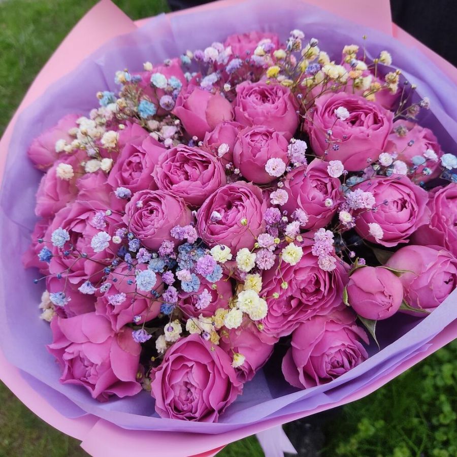 Букет пионовидные розы 11 с гипсофилой