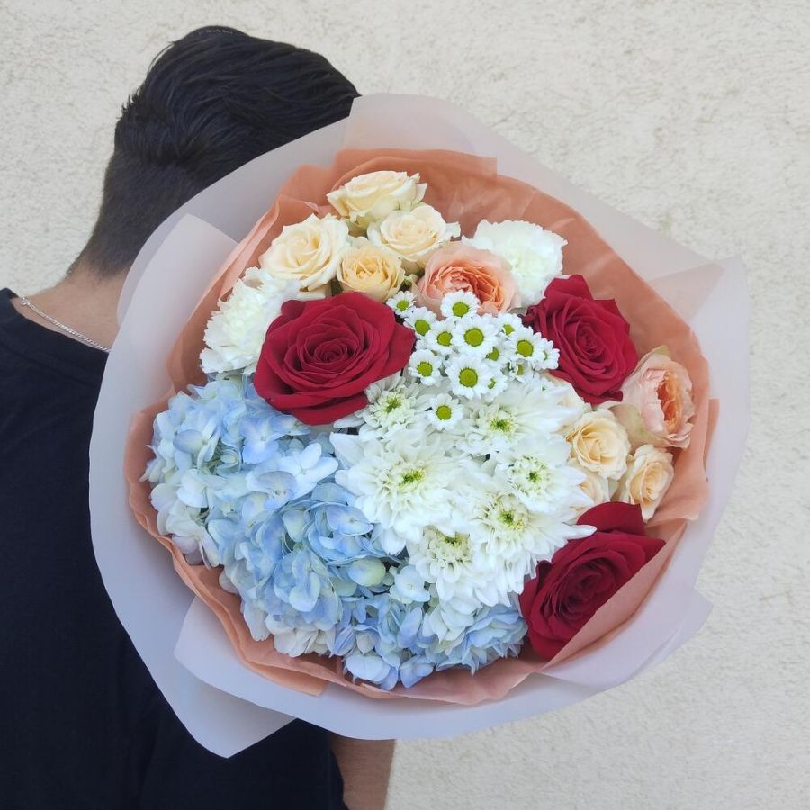 Букет с гортензией и красными розами