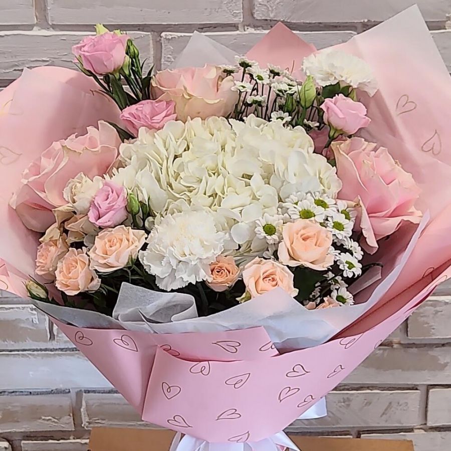 Букет с белой гортензией