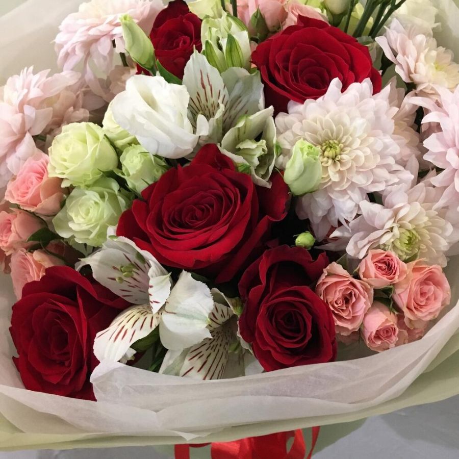 Букет с красными розами микс