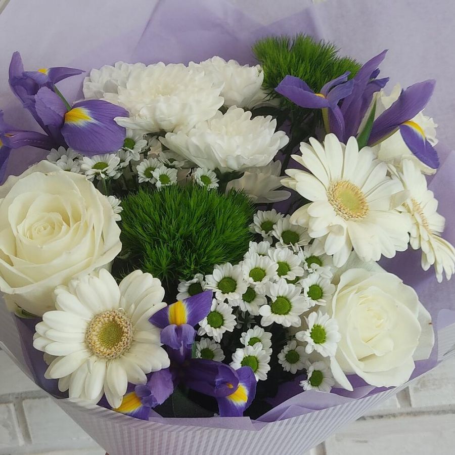 Букет с герберой и ирисами