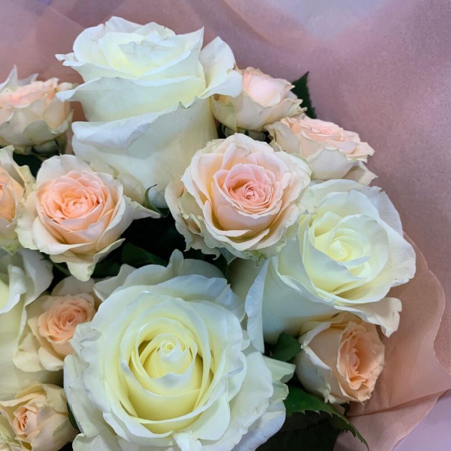 Букет бело кремовых роз