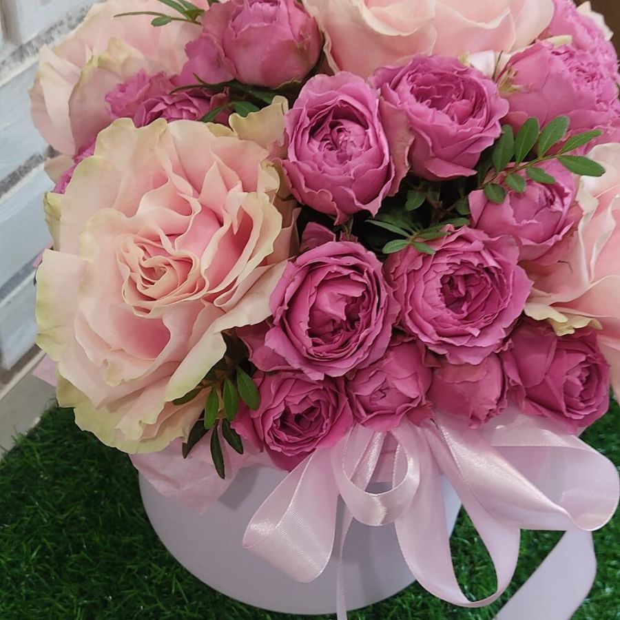 Коробка пионовидных и французских роз