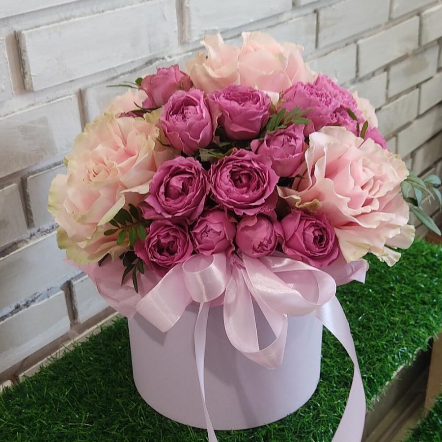 Коробка пионовидных и французских роз