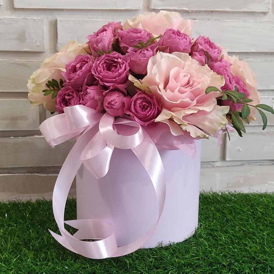 Коробка пионовидных и французских роз