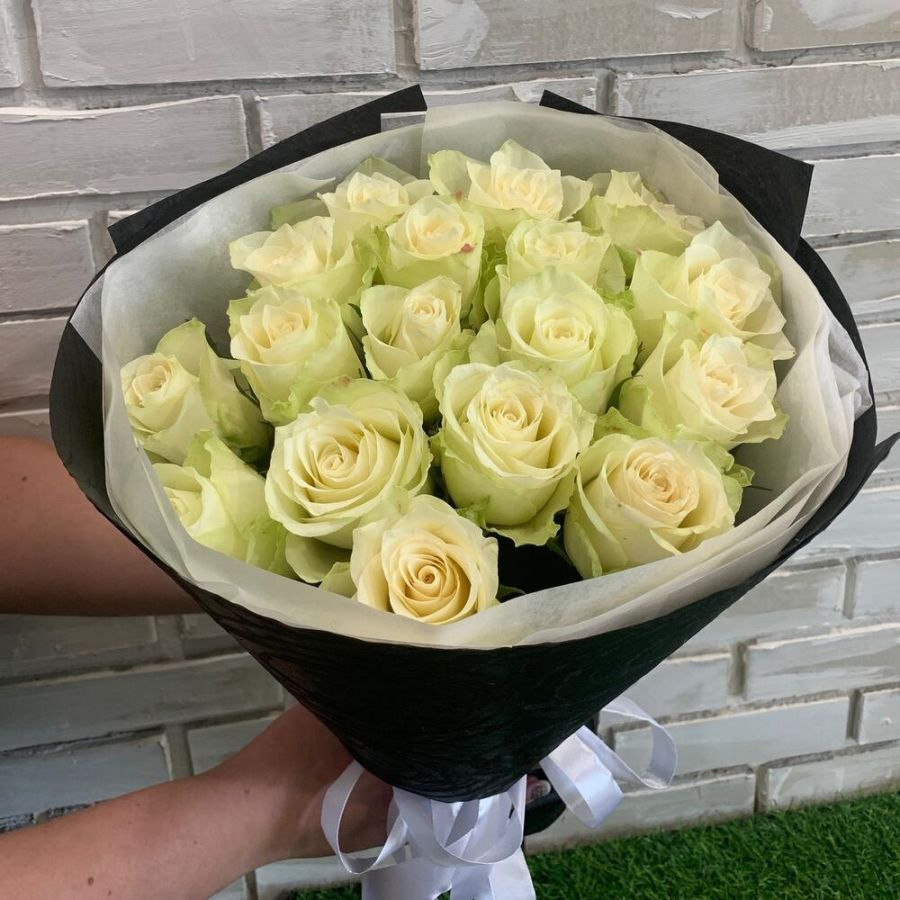 Белые розы в черном