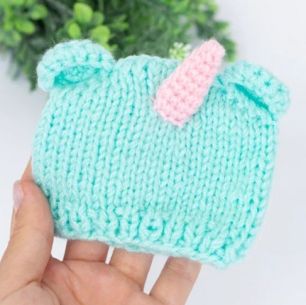 Вязаная шапочка для куклы Единорог мятная