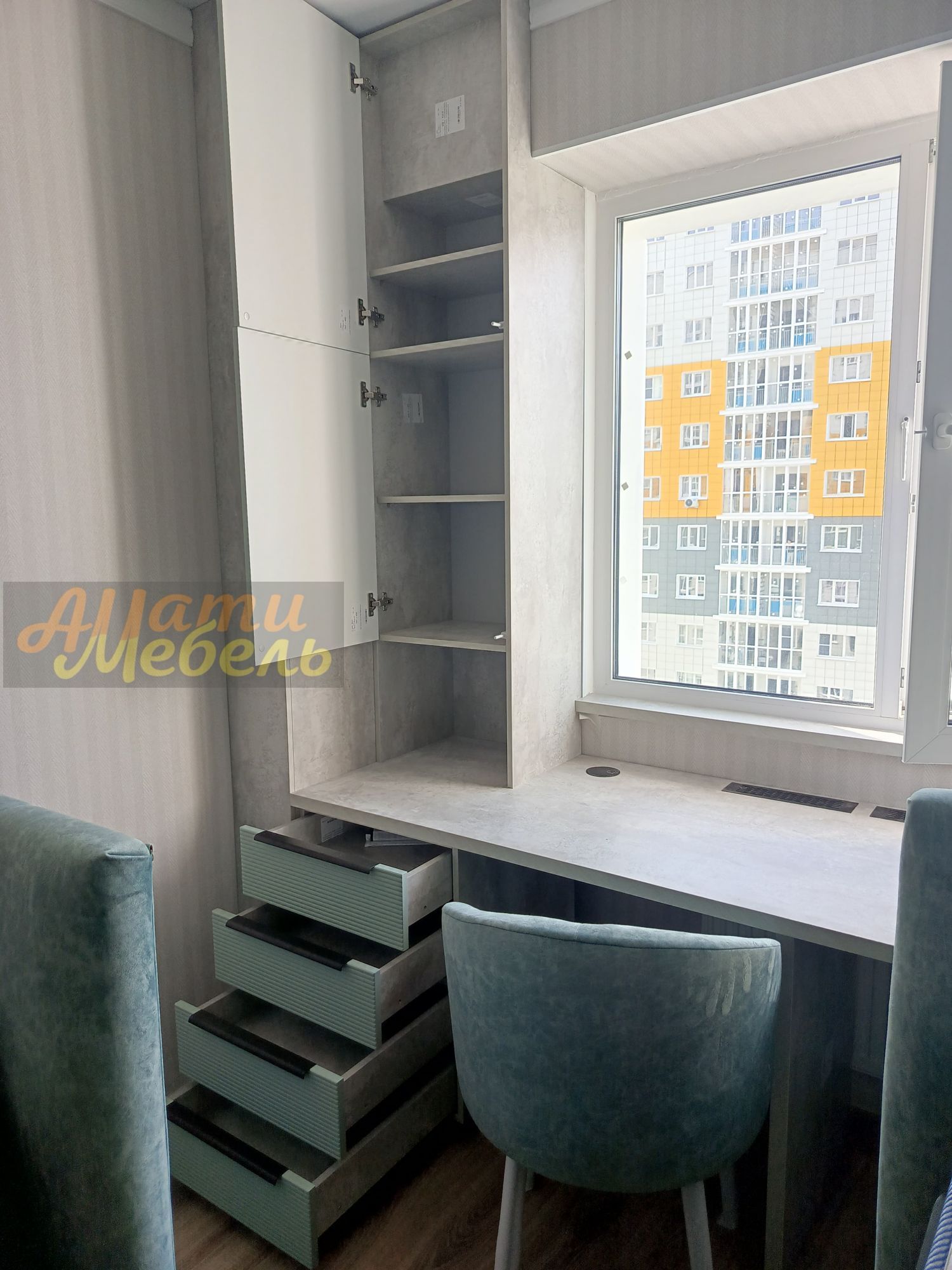 стол под окно в детскую комнату+кровати+ стулья за 137000 ₽