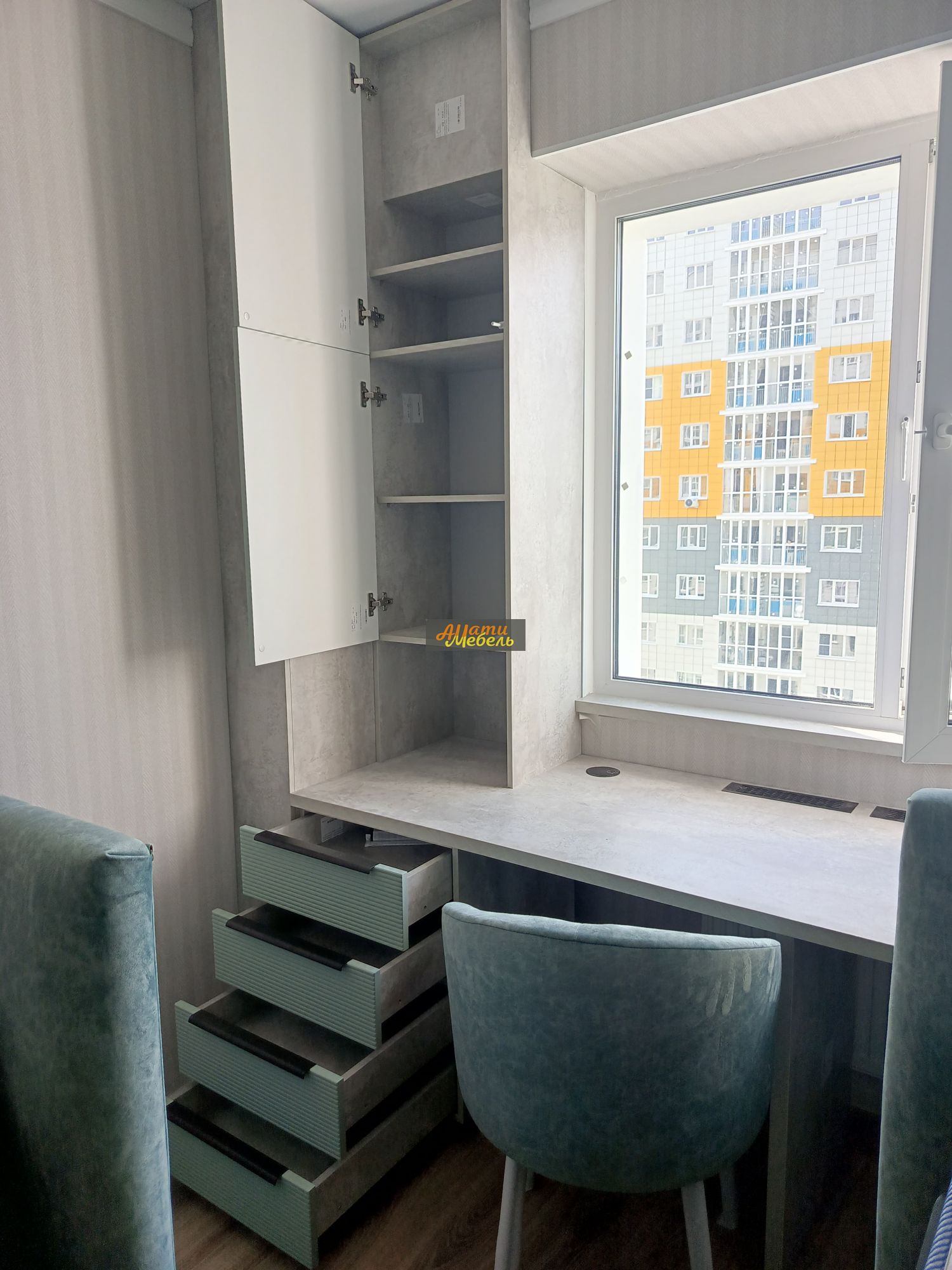 стол под окно в детскую комнату+кровати+ стулья за 137000 ₽