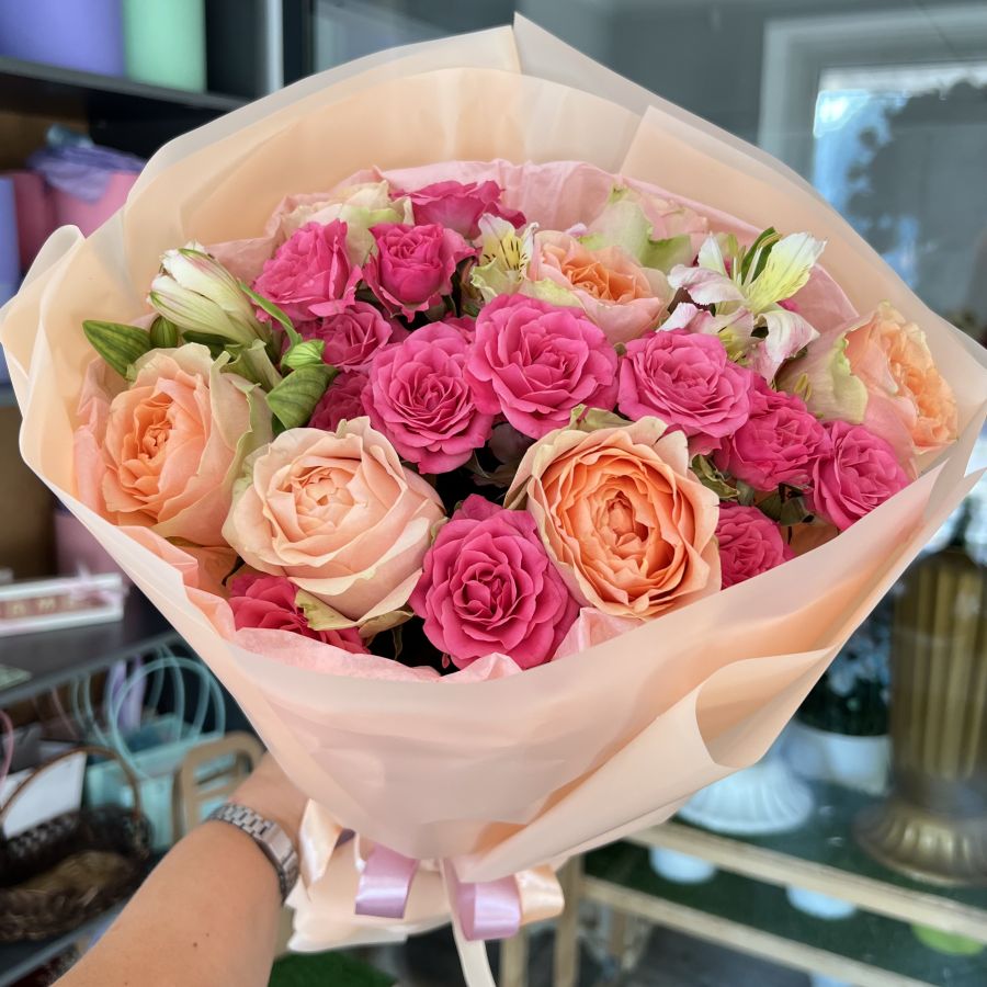 Букет яркий с розами Гравити