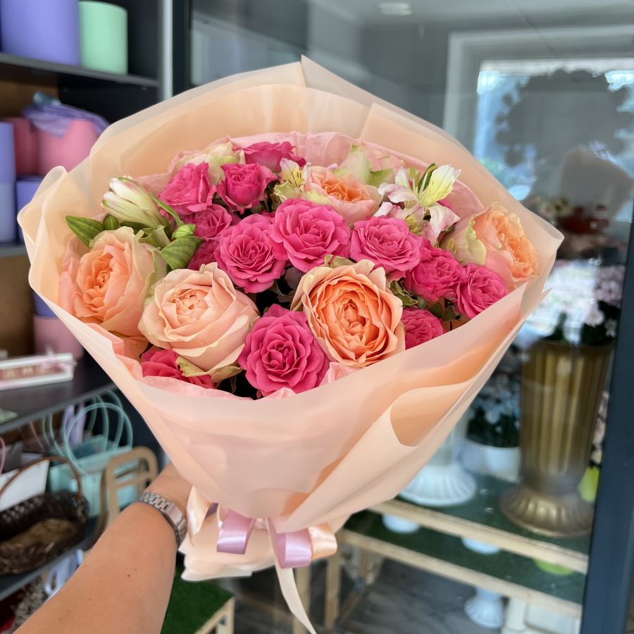 Букет яркий с розами Гравити