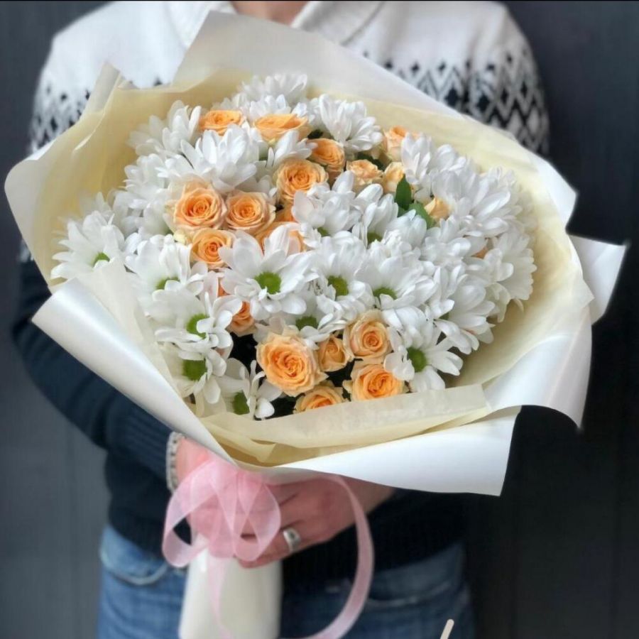 Букет из кустовых роз и хризантем