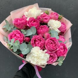 Букет из пионовидных роз, гвоздик и эвкалипта Кэнди