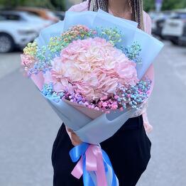 Букет с гортензией и гипсофлой