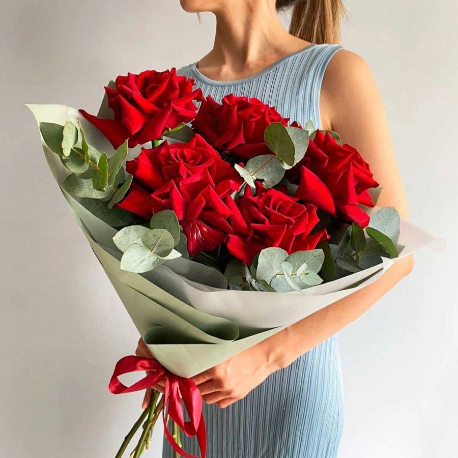 Букет из 5 роз с зеленью