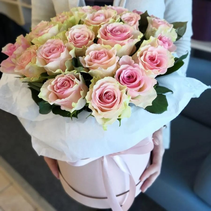 Яркий букет из 11 сиреневых роз оформленный в стильную бумагу.