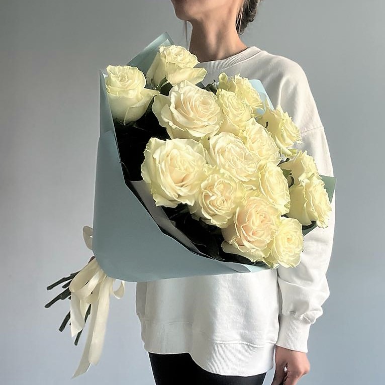Стильный букет из 15 белых роз