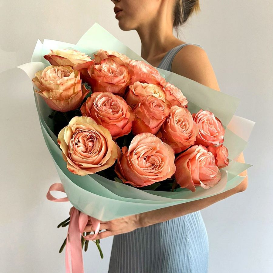 Яркий букет из 35 кенийских роз в стильном оформлении