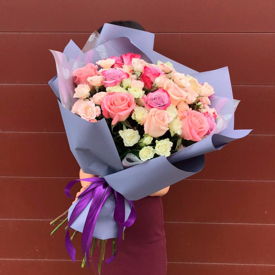 Сборный букет из разных сортов роз