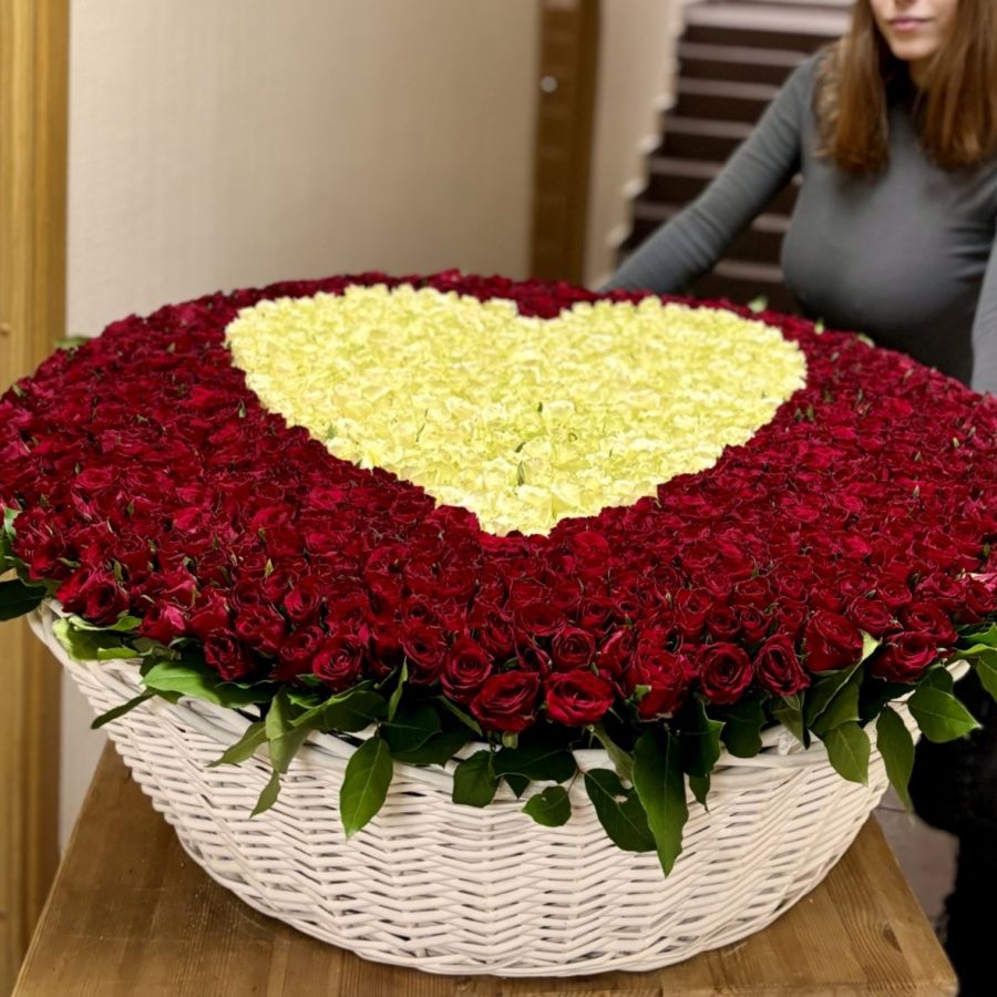 1001 красных и белых роз в корзине