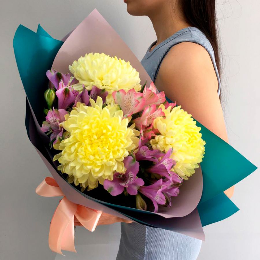 Яркий букет из хризантем и альстромерий